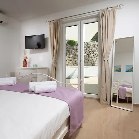 펜션 Casa Di Nika Stone Villa With Pool & Jacuzzi 브리비르