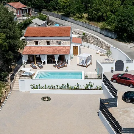 Casa Di Nika Stone Villa With Pool & Jacuzzi 펜션